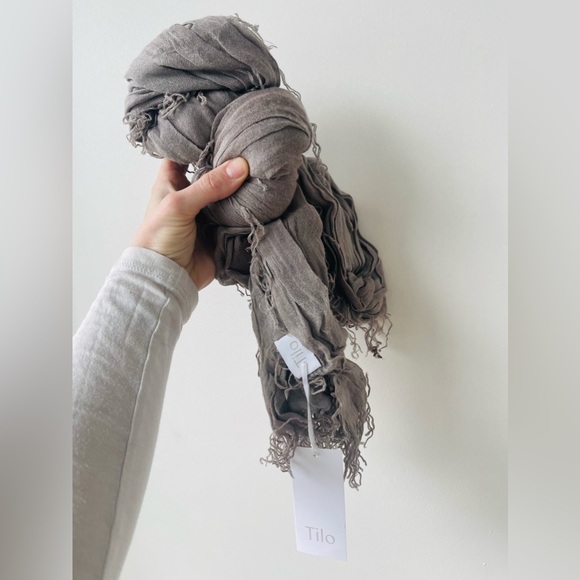 TILO Scarves NEW knitted crinkle scarf - AMAZING GIFT 🎁 ❤️ Latte Color - Picture 4 of 5